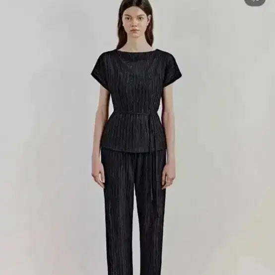 [BUNJANG] Jisudaum Pleated Set - Black / 지수다움 플리츠 세트 블랙