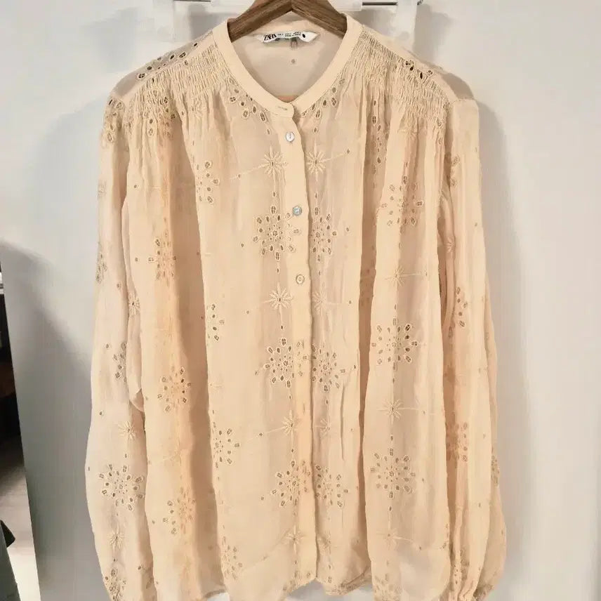 [BUNJANG] ZARA Embroidered Eyelet Blouse - Light Beige/Ivory / ZARA 여성용 자수 펀칭 블라우스 (연한 베이지/아이보리)