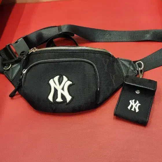 [BUNJANG] MLB New York Yankees Jacquard Hip Bag with Mini Pouch / MLB 뉴욕양키스 힙색