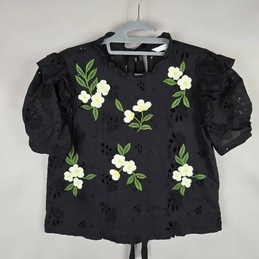 [BUNJANG] Zara Women's S Punching Embroidery Puff Sleeve Lace Short Sleeve Blouse / [무료배송]자라 S 여성 펀칭 자수 퍼프소매 레이스 반팔 블라우스 뒷리본