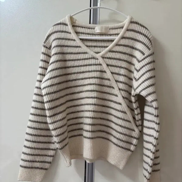 [BUNJANG] Stripe Knit V-Neck Sweater / 스트라이프 니트 스웨터