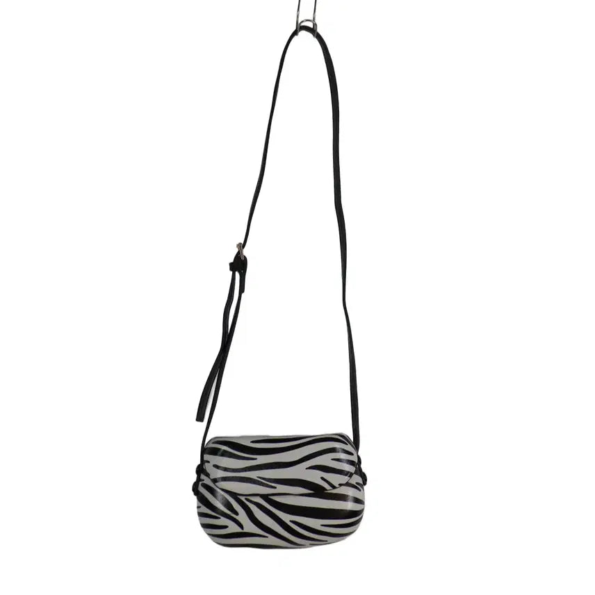 [BUNJANG] Zebra Pattern Mini Crossbody Bag with Chain / 지브라 패턴 미니 크로스백 블랙 화이트 체인백
