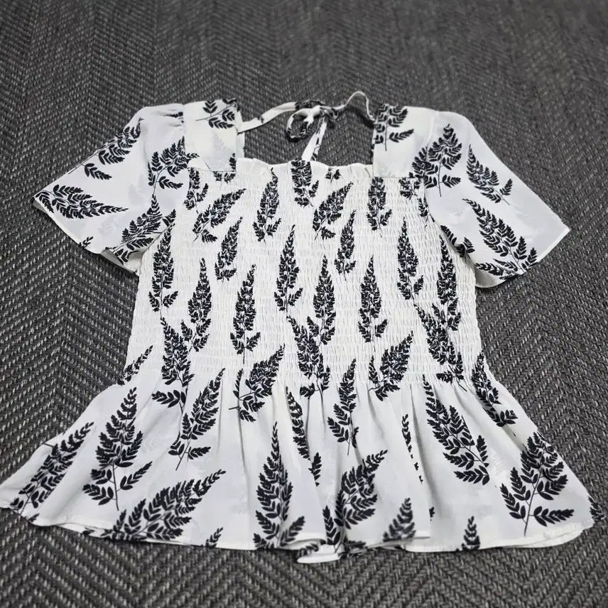 [BUNJANG] Mine White Leaf Pattern Frill Blouse / 마인화이트 나뭇잎 패턴 프릴 블라우스