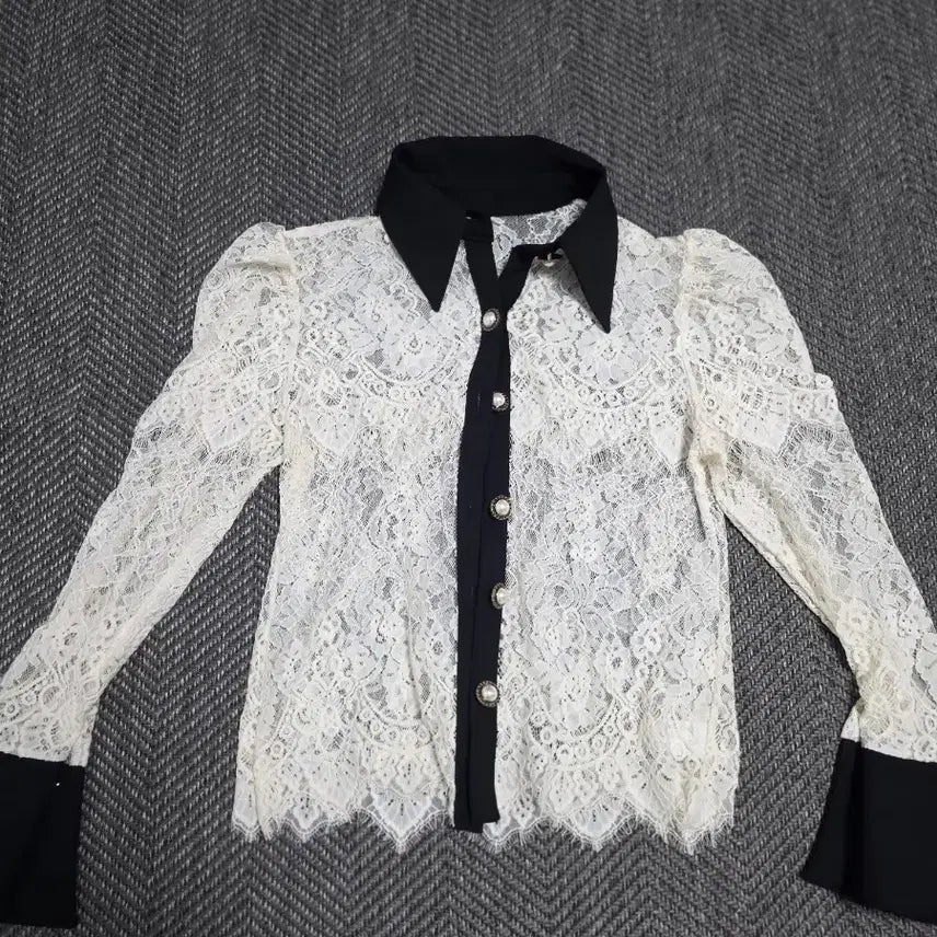 [BUNJANG] Lace Collar Color-Block Blouse / 레이스 칼라 배색 블라우스