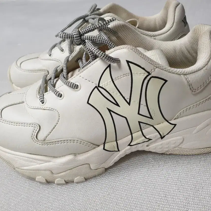 [BUNJANG] MLB New York Yankees White Sneakers Size 260 / MLB 뉴욕양키스 흰색 운동화 260