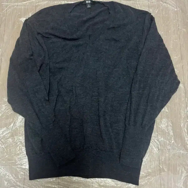 [BUNJANG] Uniqlo V-Neck Charcoal Merino Knit Sweater / 유니클로 브이넥 차콜 메리노 니트