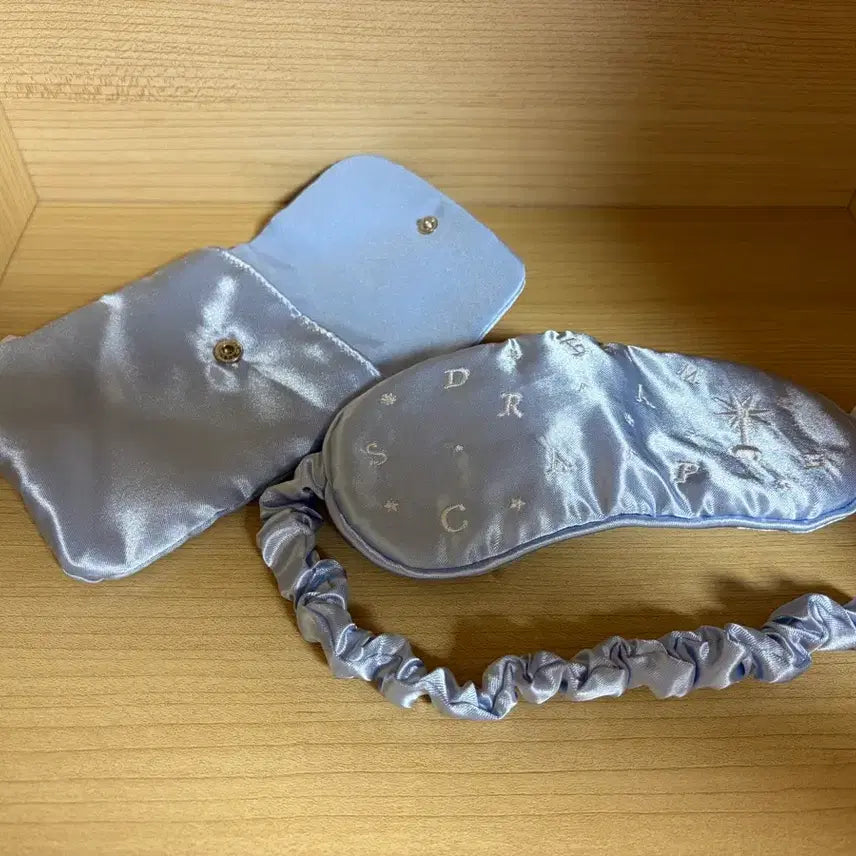 [BUNJANG] Hera Silk Sleep Mask with Exclusive Pouch Set / [새상품] 헤라 수면 안대 + 전용 파우치