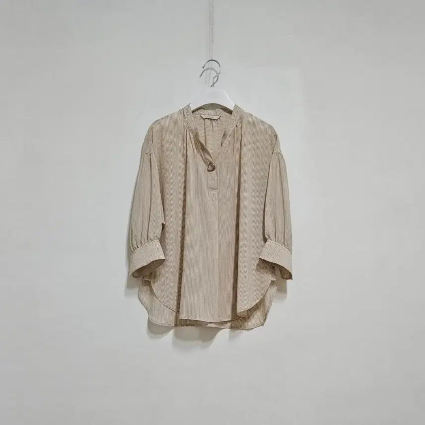[BUNJANG] Izzat Beige Seersucker Loose Fit Blouse / 아이잗 고급스런 블랏