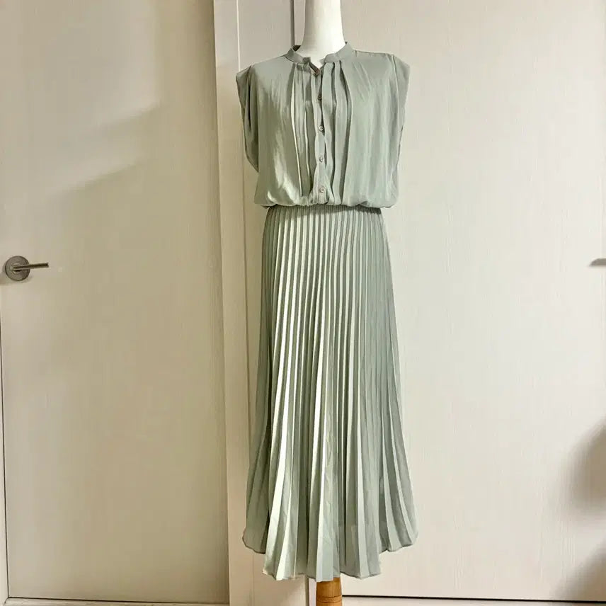 [BUNJANG] NYMPH Soft Olive Green Chiffon Pleated Long Dress / NYMPH 연한 올리브 그린색 쉬폰 플리츠 원피스