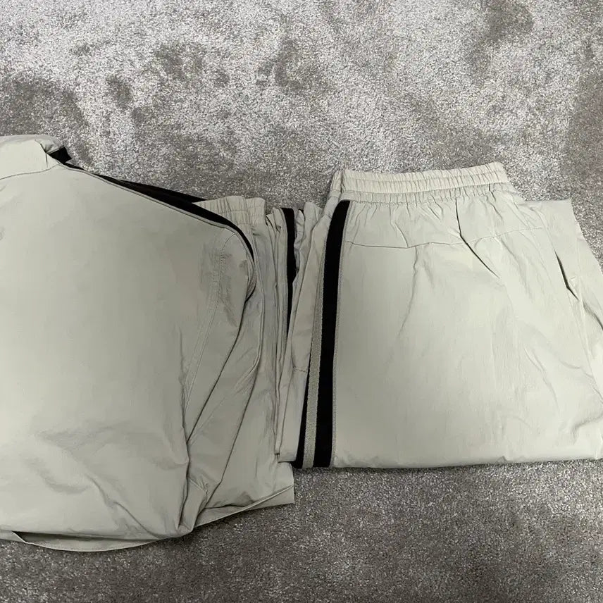 [BUNJANG] Le Coq Sportif Nylon Track Jacket & Jogger Pants Set Beige New / 르꼬끄 스포츠 나일론 트랙 자켓 & 조거 팬츠 셋업 베이지 새상품