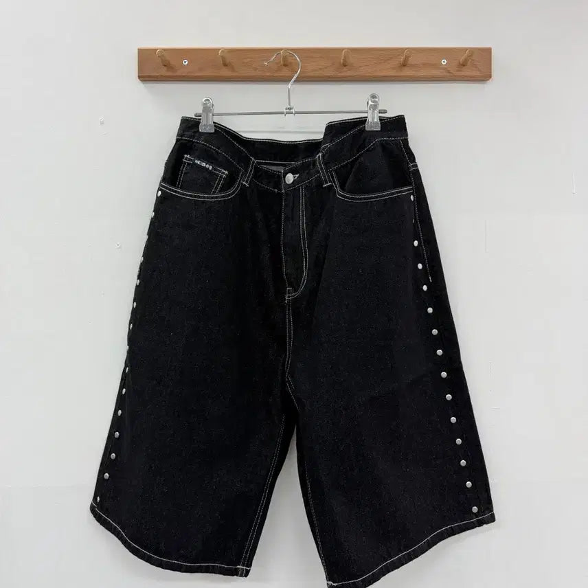 [BUNJANG] Wecanders Studded Denim Shorts / 위캔더스 스터드 데님 숏팬츠 새상품