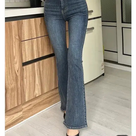 [BUNJANG] S Kinda Me High-Waist Bootcut Jeans with Hip Volume Pad / s카인다미 골반볼륨업 투버튼 하이웨스트 중진청 부츠컷 골반뽕 패드 청바지