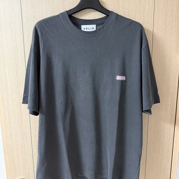 [BUNJANG] Solid Homme 26SS Solid Back Logo T-Shirt Dark Gray / [52] 솔리드옴므 26SS 솔리드 백로고 반팔 다크 그레이