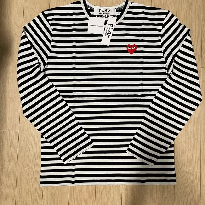 [BUNJANG] Comme des Garçons Red Heart Appliqué Striped T-shirt Black L / [새제품] 꼼데가르송 레드와펜 보더티 스트라이프티 블랙 L