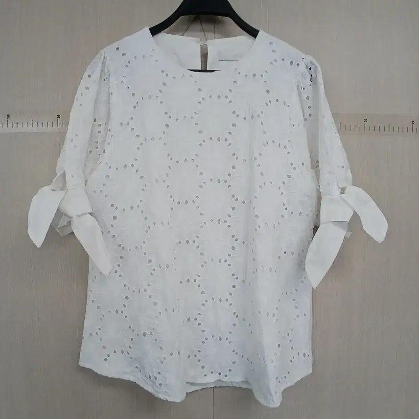 [BUNJANG] OZOC White Punching Embroidery Blouse / OZOC 화이트 펀칭 자수 블라우스