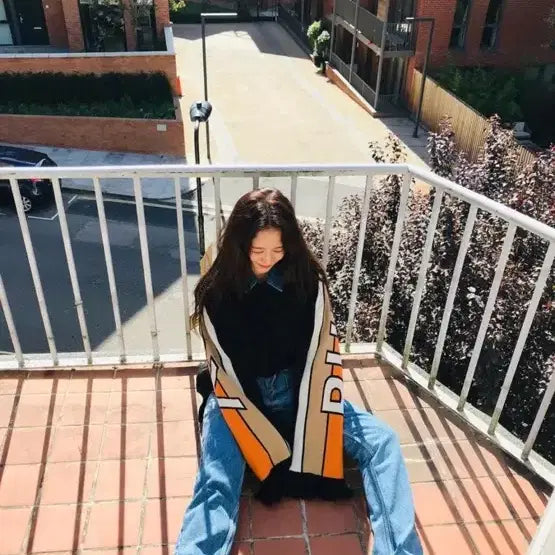 [BUNJANG] Burberry Scarf Sweater worn by Jisoo (Blackpink) / 블랙핑크 지수 착용 버버리 스카프 스웨터
