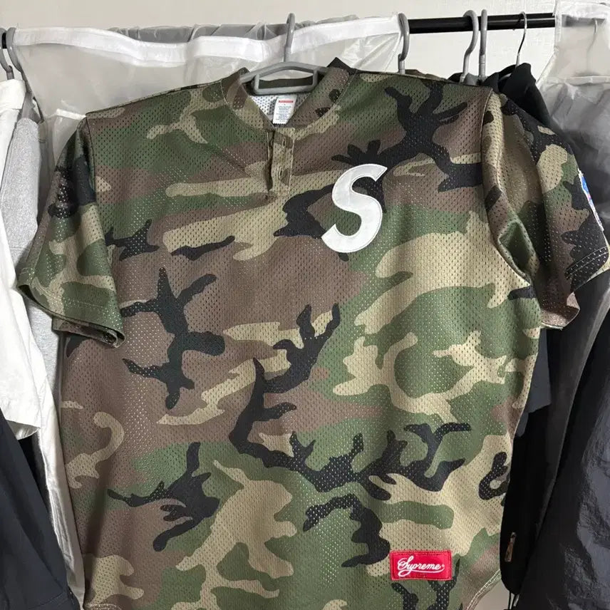 [BUNJANG] Supreme S Logo Baseball Henley Woodland Camo T-Shirt L / 슈프림 S 로고 베이스볼 헨리 우드랜드 카모 - 24FW L size