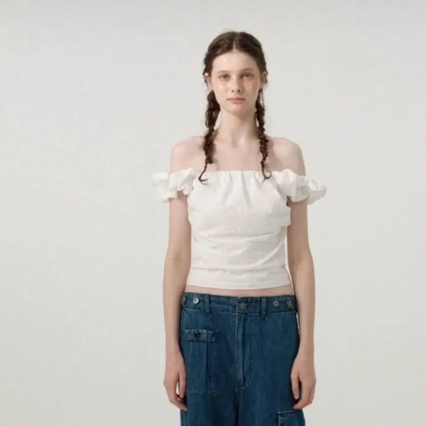 [BUNJANG] The Barnet Flower Eyelet Scrunch Top / 더바넷 플라워 아일렛 스크런치 탑