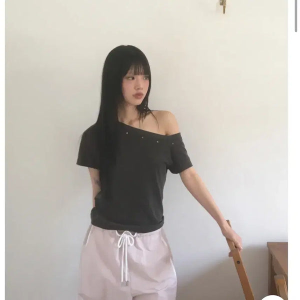 [BUNJANG] Studded Off-Shoulder Short Sleeve T-Shirt Charcoal / 스터드 오프숄더 반팔 티셔츠 챠콜