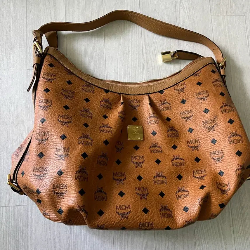 [BUNJANG] MCM Kim Yuna Hobo Shoulder Bag / MCM 숄더백 ,김연아호보백