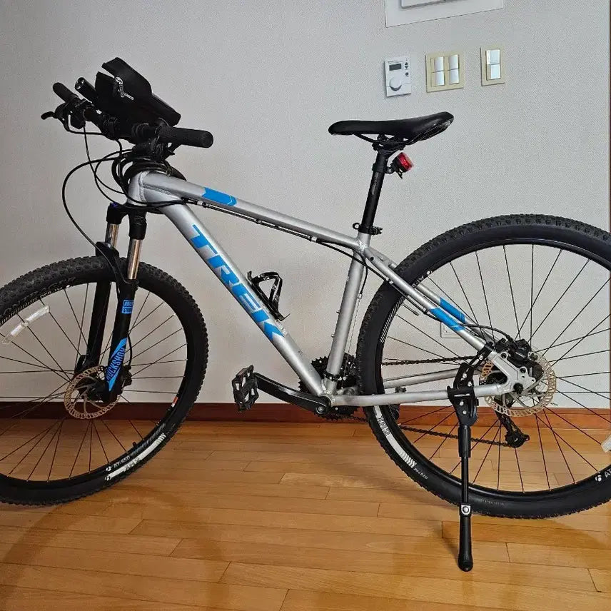[BUNJANG] Trek Marlin 7 18.5" Silver/Blue (ML) MTB Bicycle / 트렉 마린 7 MTB 자전거 18.5인치 실버/블루(ML)