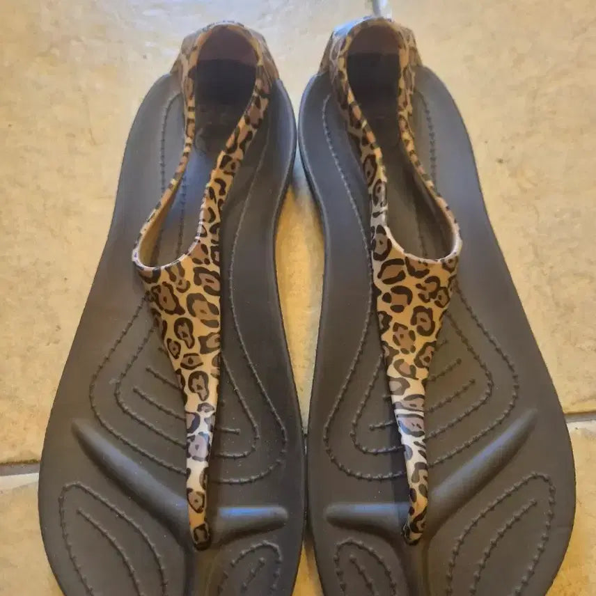 [BUNJANG] Crocs Leopard Flip Flop Sandals / 크록스 레오파드 쪼리 샌들