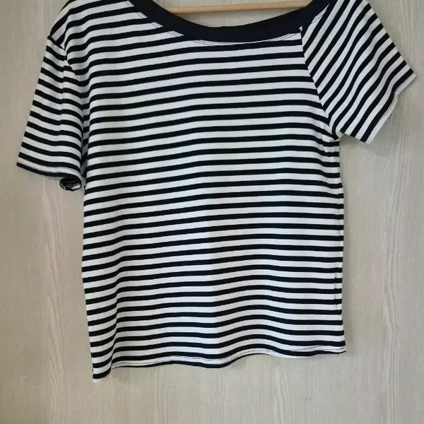 [BUNJANG] Loose Fit Off-Shoulder Short-Sleeve T-Shirt - Navy Stripe / 루즈핏  오프숄더 반팔티 새상품