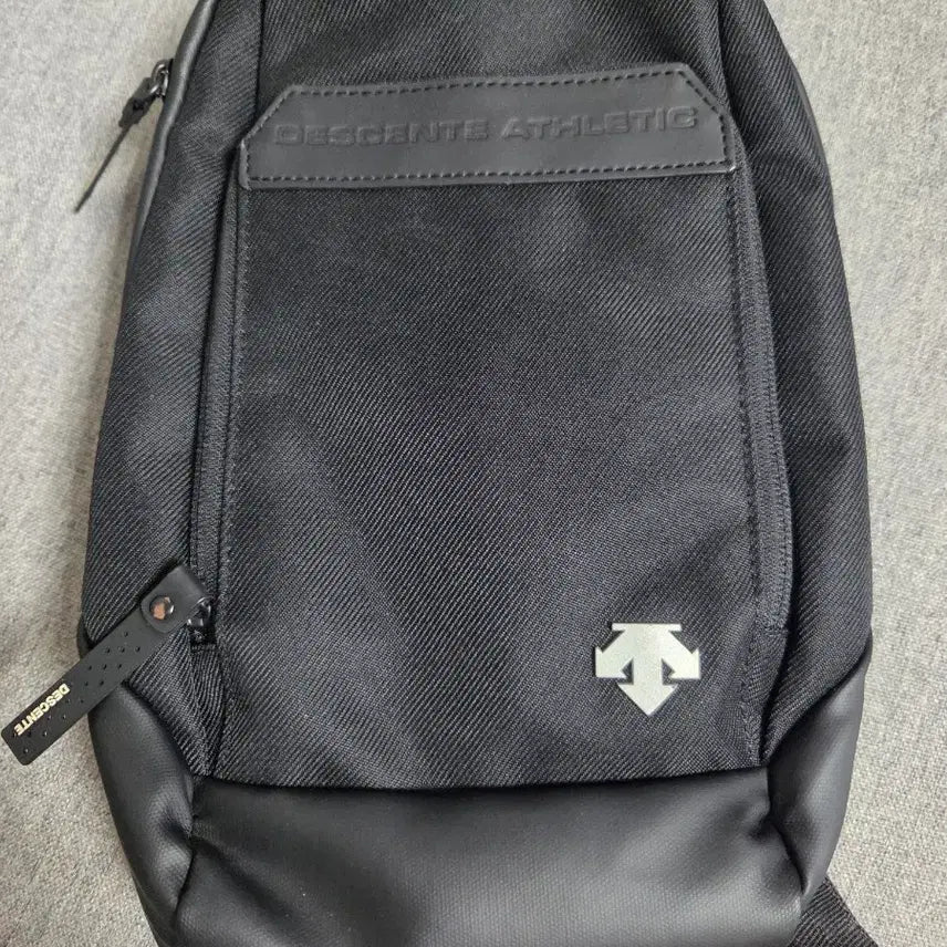 [BUNJANG] Descente Athletic Crossbody Bag Black / 데상트 애슬레틱 크로스백 블랙