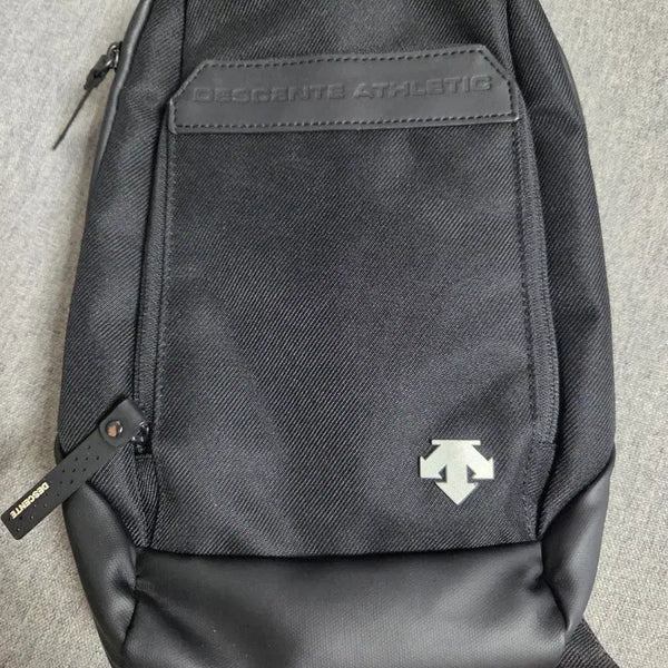 [BUNJANG] Descente Athletic Crossbody Bag Black / 데상트 애슬레틱 크로스백 블랙