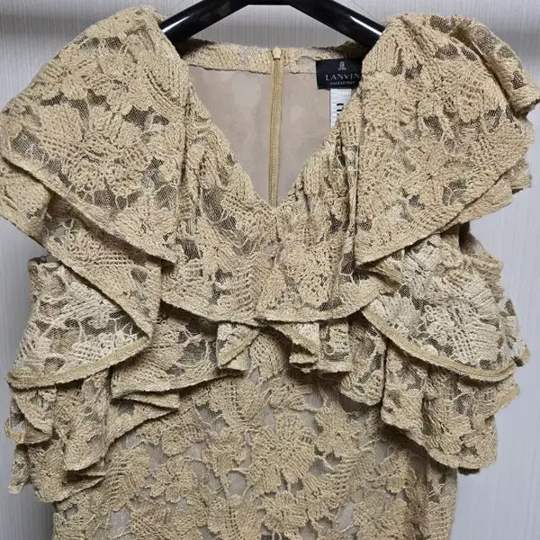[BUNJANG] Lanvin Lace Frill Sleeveless Blouse Beige / 랑방 레이스 프릴 민소매 블라우스 베이지
