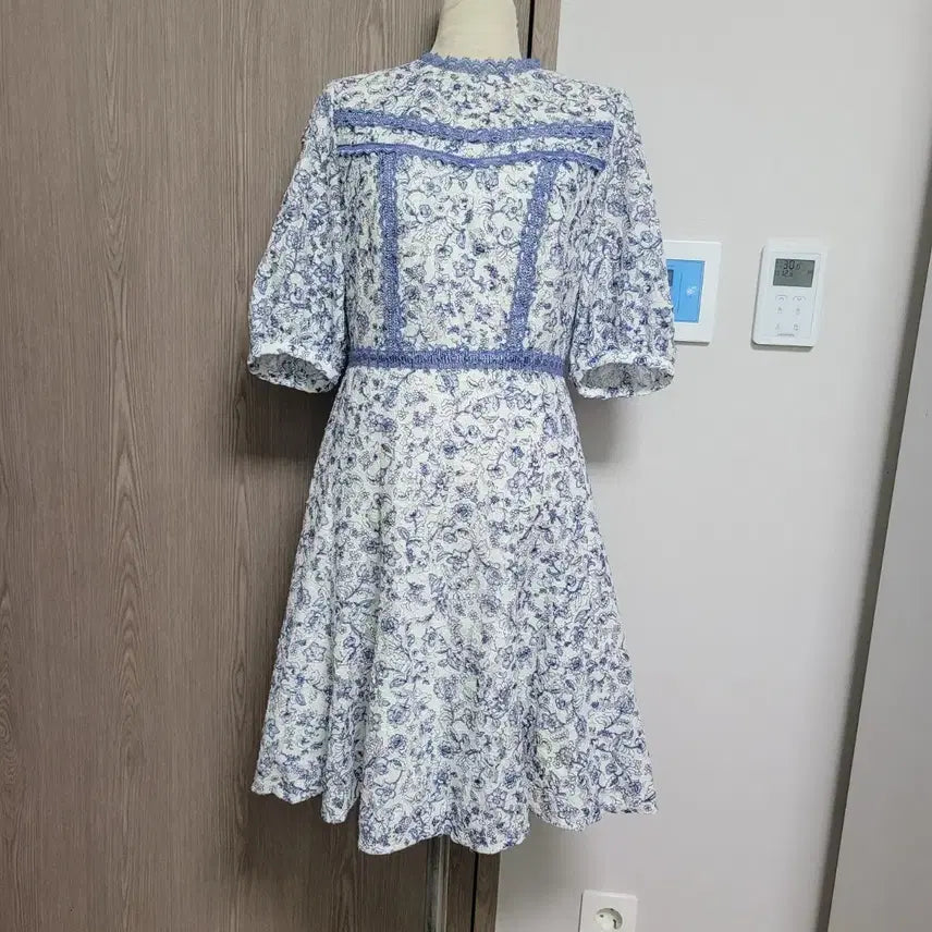 [BUNJANG] It Michaa White Blue Floral Lace Midi Dress / 잇미샤 고급스런 레이스 흰색 바탕 푸른 꽃무늬 원피스