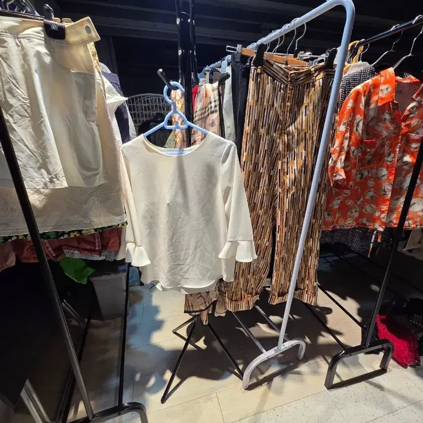 [BUNJANG] Flare Sleeve Blouse - Ivory / 플레어 소매 블라우스 아이보리