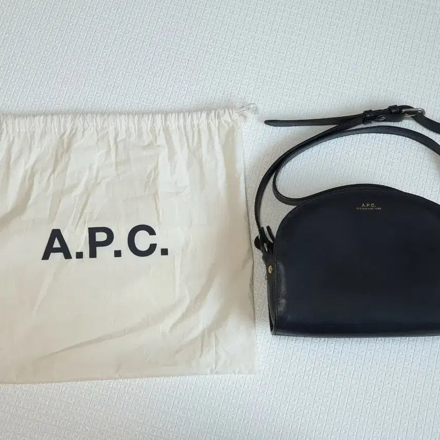 [BUNJANG] A.P.C. Half Moon Bag Black Leather / A.P.C. 하프문백 블랙 더스트백 포함