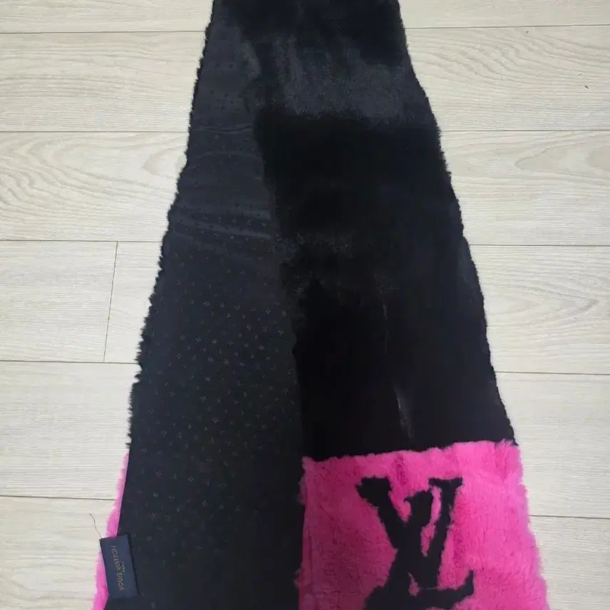 [BUNJANG] Louis Vuitton Mink Fur Scarf Pink/Black / 루이비통 밍크 퍼 머플러 핑크/블랙