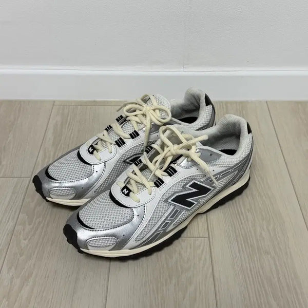 [BUNJANG] New Balance 204L Metallic Silver/Black Sneakers (265mm) / 뉴발란스 204L 메탈릭실버블랙 265