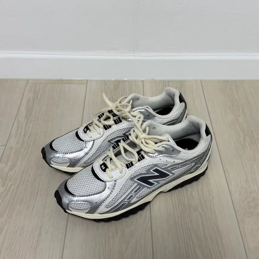 [BUNJANG] New Balance 204L Metallic Silver Black / 뉴발란스 204L 메탈릭실버블랙 235