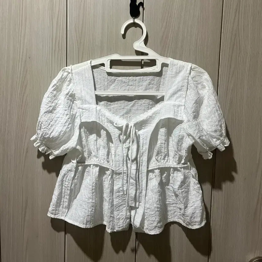 [BUNJANG] White Frill Short-Sleeve Blouse with Ribbon Tie / 프릴 반팔 블라우스