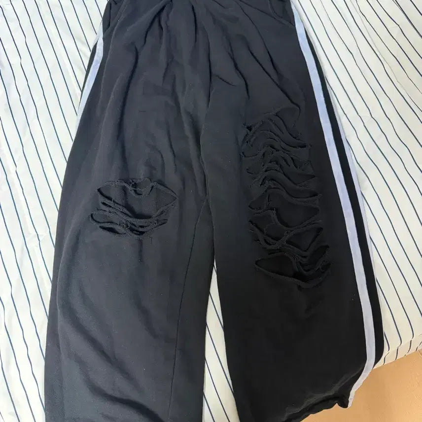 [BUNJANG] Black Ripped Training Pants / 블랙 찢어진  트레이닝 팬츠