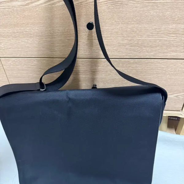 [BUNJANG] Mandarin Duck Black Crossbody Bag / 만다리나덕  크로스백
