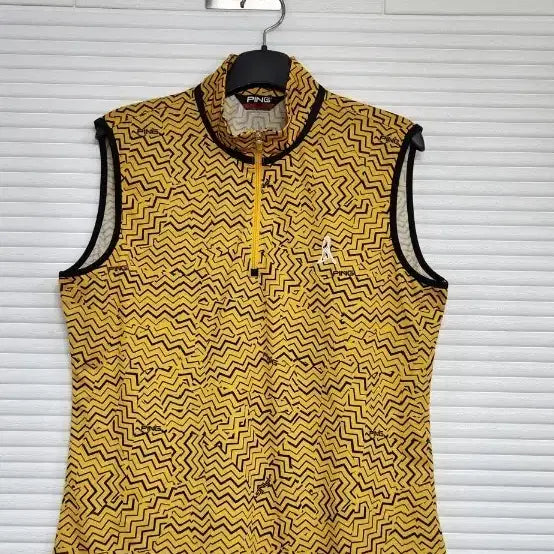 [BUNJANG] PING Women's Sleeveless Half-Zip Yellow Pattern Golf Top / PING 골프 반짚업 민소매 옐로우 패턴 여성100