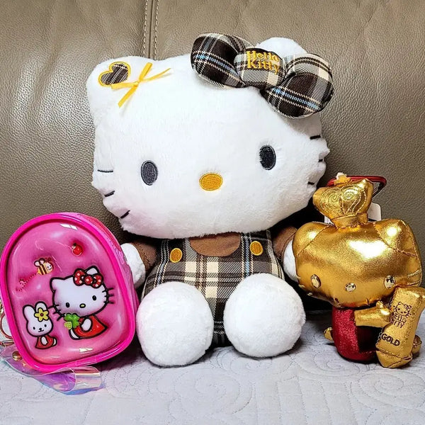[BUNJANG] Sanrio Hello Kitty Check Overalls Plush + Pouch + Keyring Set (New) / 산리오 정품 헬로키티 체크 멜빵인형 + 파우치+키링인형 세트(새상품)