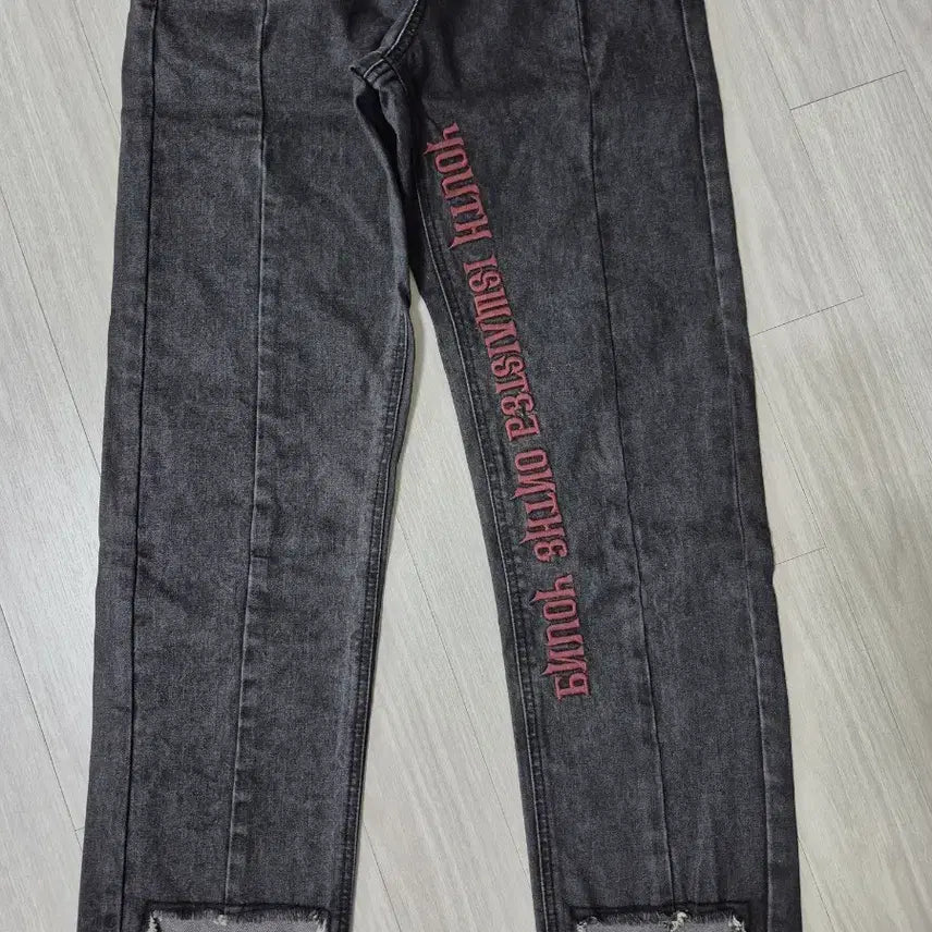 [BUNJANG] LAP Black Lettering Embroidered Jeans / lap 블랙 레터링 자수 청바지 데님