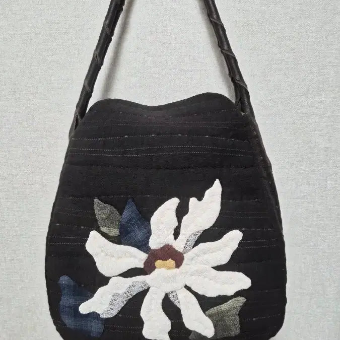 [BUNJANG] Black Flower Embroidered Shoulder Bag / 블랙 플라워 자수 숄더백