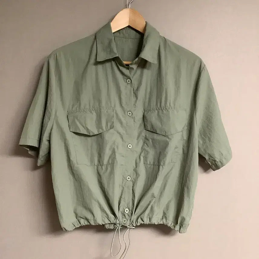 [BUNJANG] Khaki Short-Sleeve Blouse / 바스락거리는 소재 카키색 셔츠 반팔 블라우스