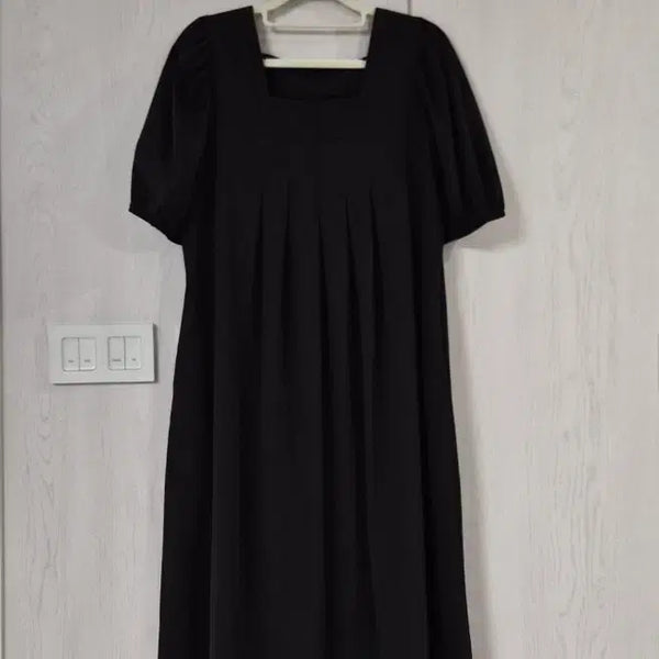 [BUNJANG] Square Neck Puff Sleeve Black Dress / 스퀘어넥 디자인과 퍼프소매가 매력적인 블랙 원피스예요