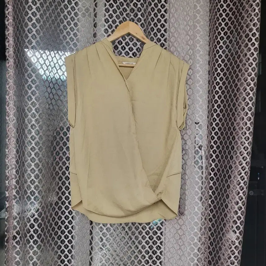 [BUNJANG] She's Miss Beige Wrap Blouse Polyester 100% / 쉬즈미스 브랜드의 베이지 색상 랩 블라우스예요
