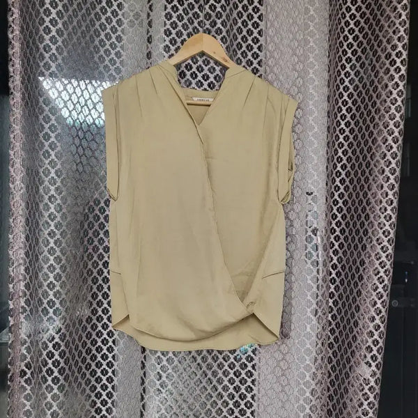 [BUNJANG] She's Miss Beige Wrap Blouse Polyester 100% / 쉬즈미스 브랜드의 베이지 색상 랩 블라우스예요