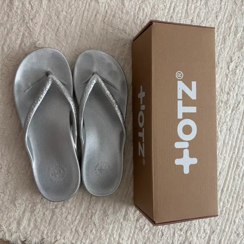 [BUNJANG] Ozzi Cobbs Silver "Jjori" Sandals (Size 240) / 한번신음) 오찌 코브스 실버 쪼리 조리 240
