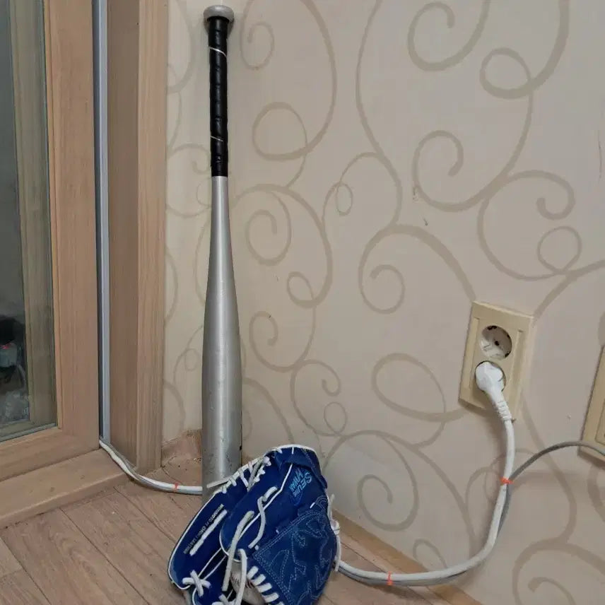 [BUNJANG] Baseball Bat, Glove, and Ball Set / 야구베트 글러브 공 세트로 팝니다(택배거함)