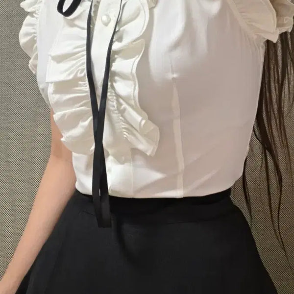 [BUNJANG] Sleeveless Ruffle Blouse - Size M / 민소매 프릴 블라우스 M사이즈